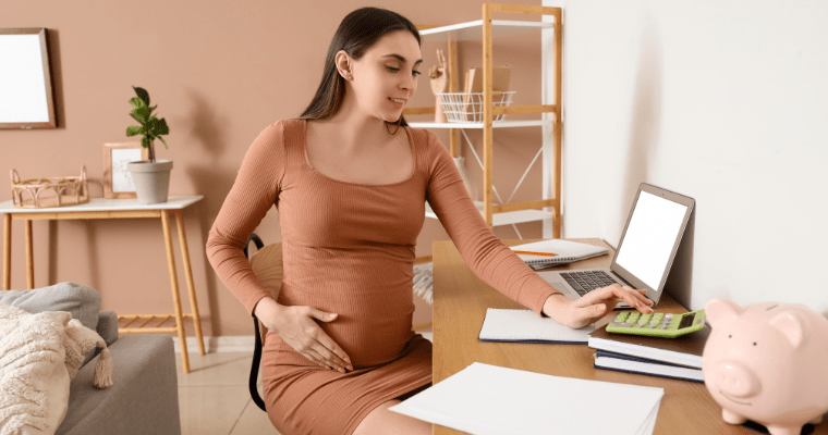 Mulher sentada à mesa preenchendo um formulário, representando a solicitação do Auxílio Maternidade