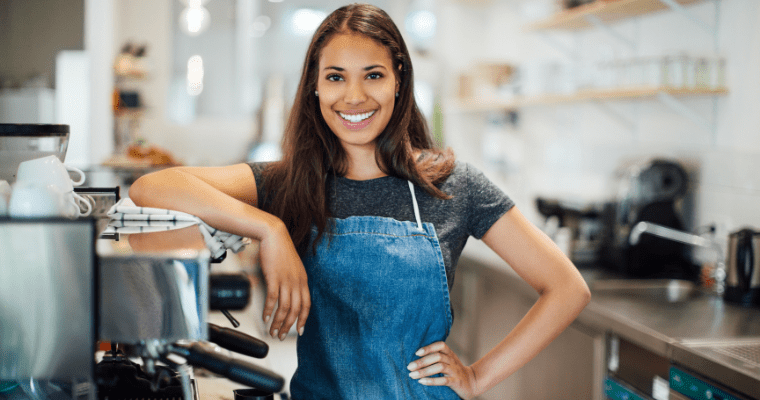 Pessoa trabalhando em um café como freelancer