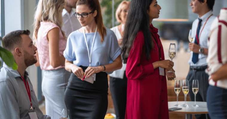 Pessoas conversando em um evento de networking