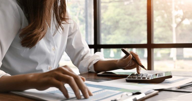 Planejamento de negócios com papel, caneta e calculadora sobre a mesa