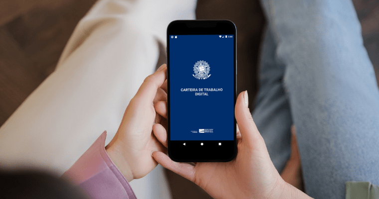 Trabalhador consultando o aplicativo da Carteira de Trabalho Digital